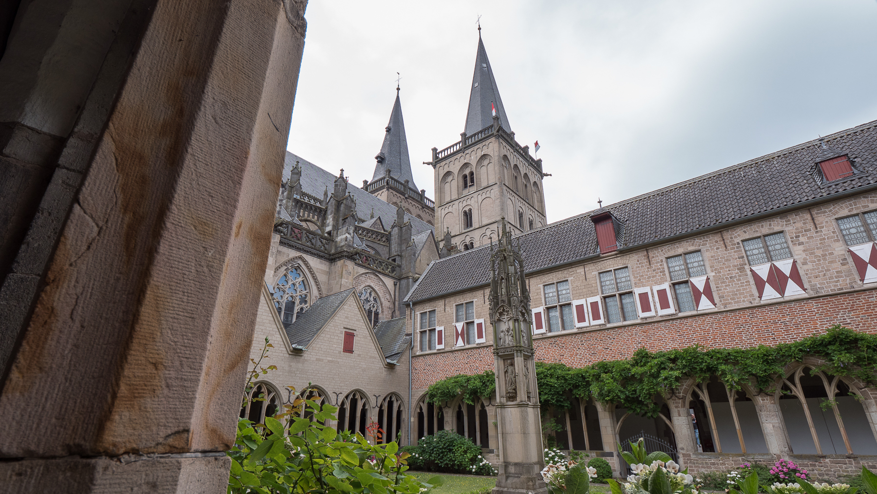 Xanten: Kreuzgang neben Dom