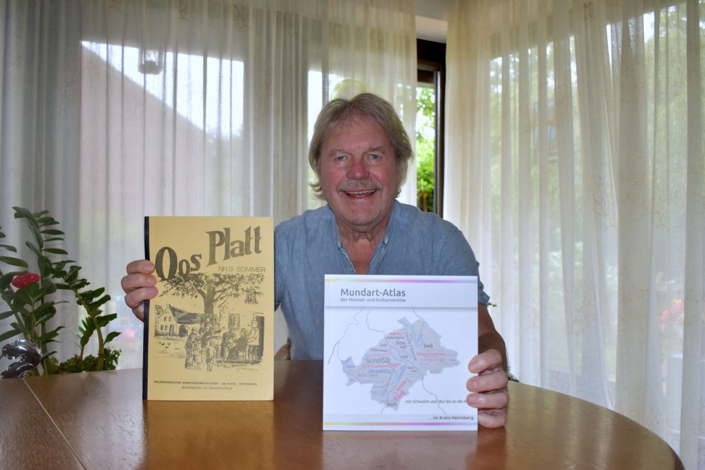 Foto W. Spichartz mit Mundart-Atlas und Heft Oos Platt