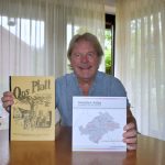 Foto W. Spichartz mit Mundart-Atlas und Heft Oos Platt